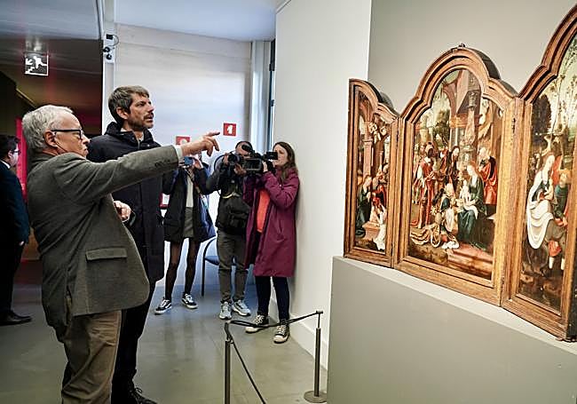 El ministro Urtasun visita el Museo de León junto a Santonja y Diez.