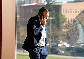 El procurador de UPL Mariano Santos en los pasillos durante la segunda jornada del Pleno de las Cortes de Castilla y León.