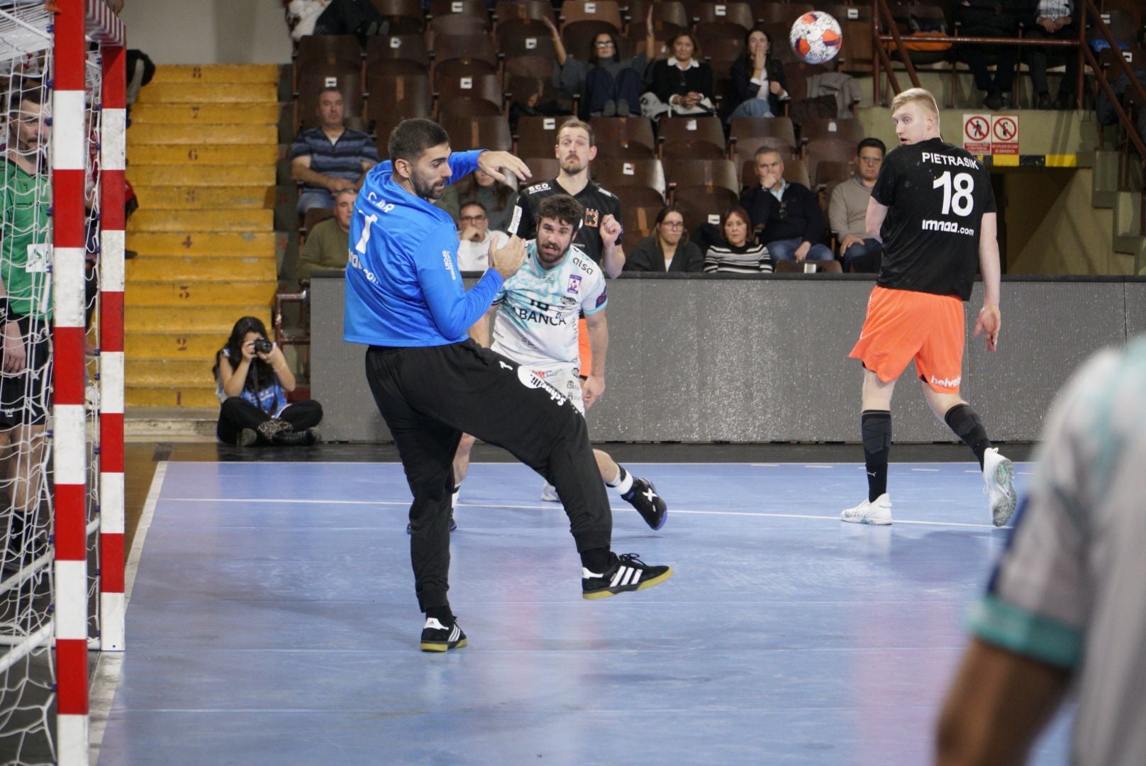 Las mejores imágenes del épico triunfo del Ademar ante el Kadetten