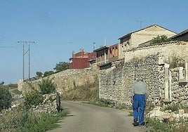 Un jubilado pasea por su pueblo en la provincia de León.