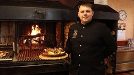 Jose María Muñiz en su restaurante el Rincón de Nando.