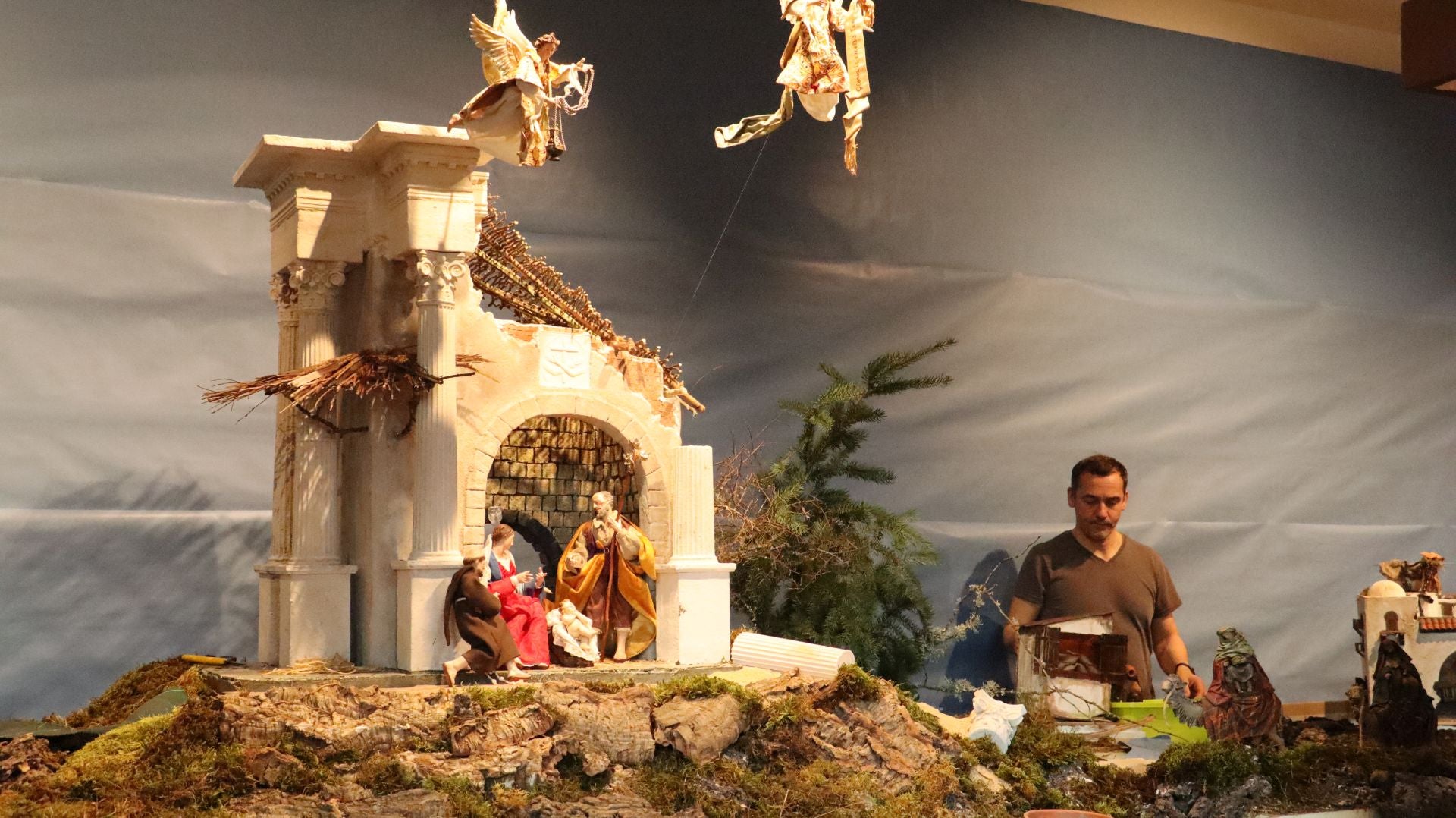 Así se monta un nacimiento monumental de 23 metros