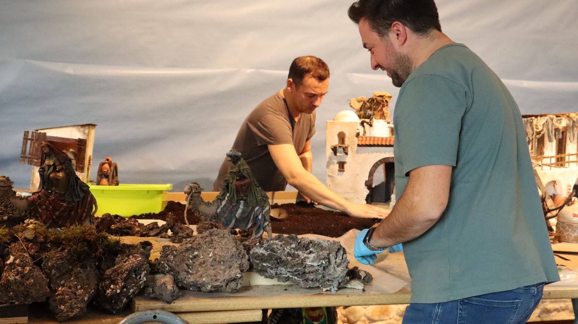 Así se monta un nacimiento monumental de 23 metros