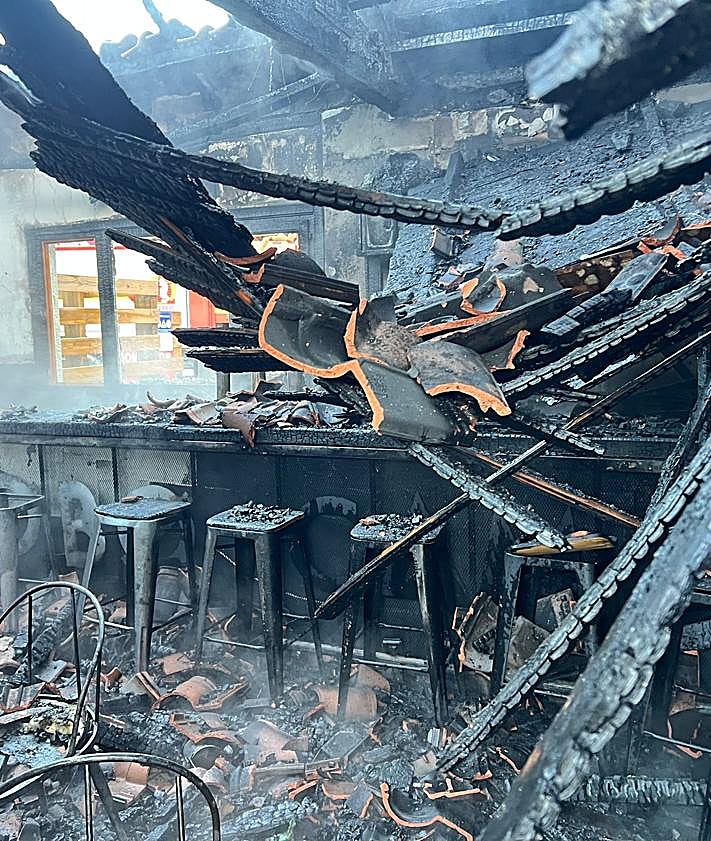 Imagen secundaria 2 - Más imágenes de la extinción y el estado en el que ha quedado el edificio que ha ardido en el Lobo Camp de Boca de Huérgano.