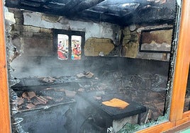 Así ha quedado el restaurante del Lobo Camp en Boca de Huérgano tras el incendio.