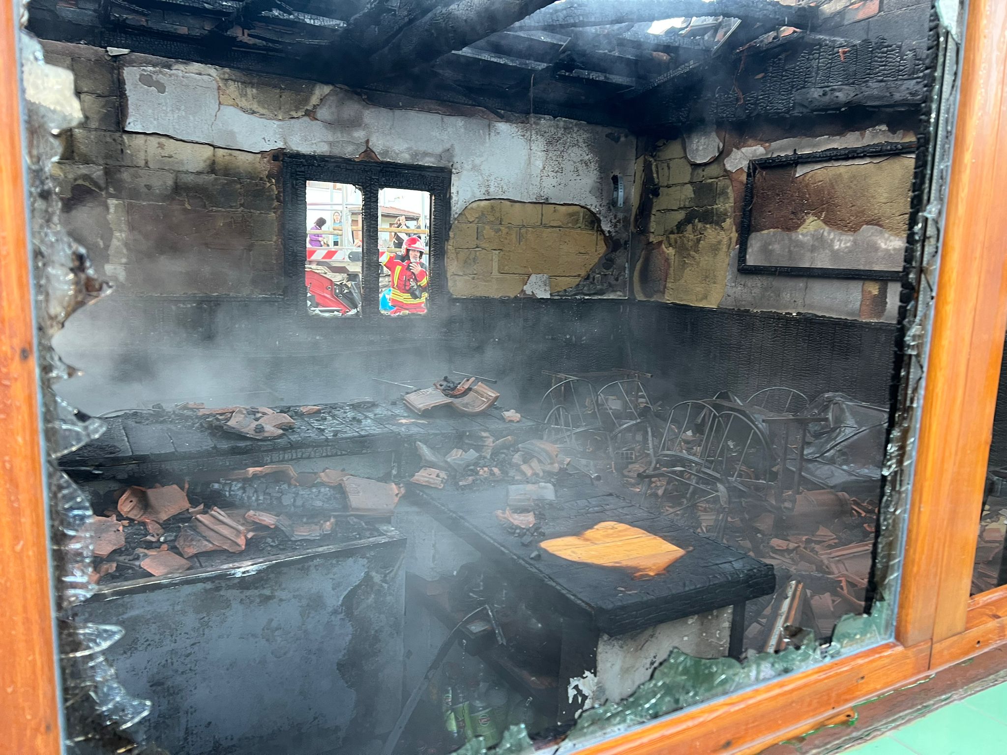 Así ha quedado el restaurante del Lobo Camp en Boca de Huérgano tras el incendio.