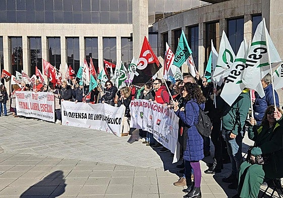 Concentración frente a la Delegación Territorial de la Junta en León el 27 de noviembre de 2025.