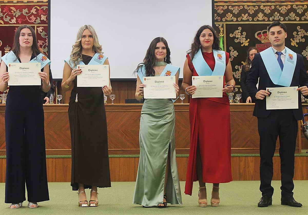 Imagen principal - Más imágenes de la ceremonia de graduación de Educación en la Universidad de León.