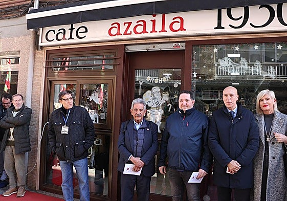 Imagen de Miguel Ángel Revilla acompañado del alcalde de León, José Antonio Diez y otras personalidades a las puertas del café Azaila 1930.