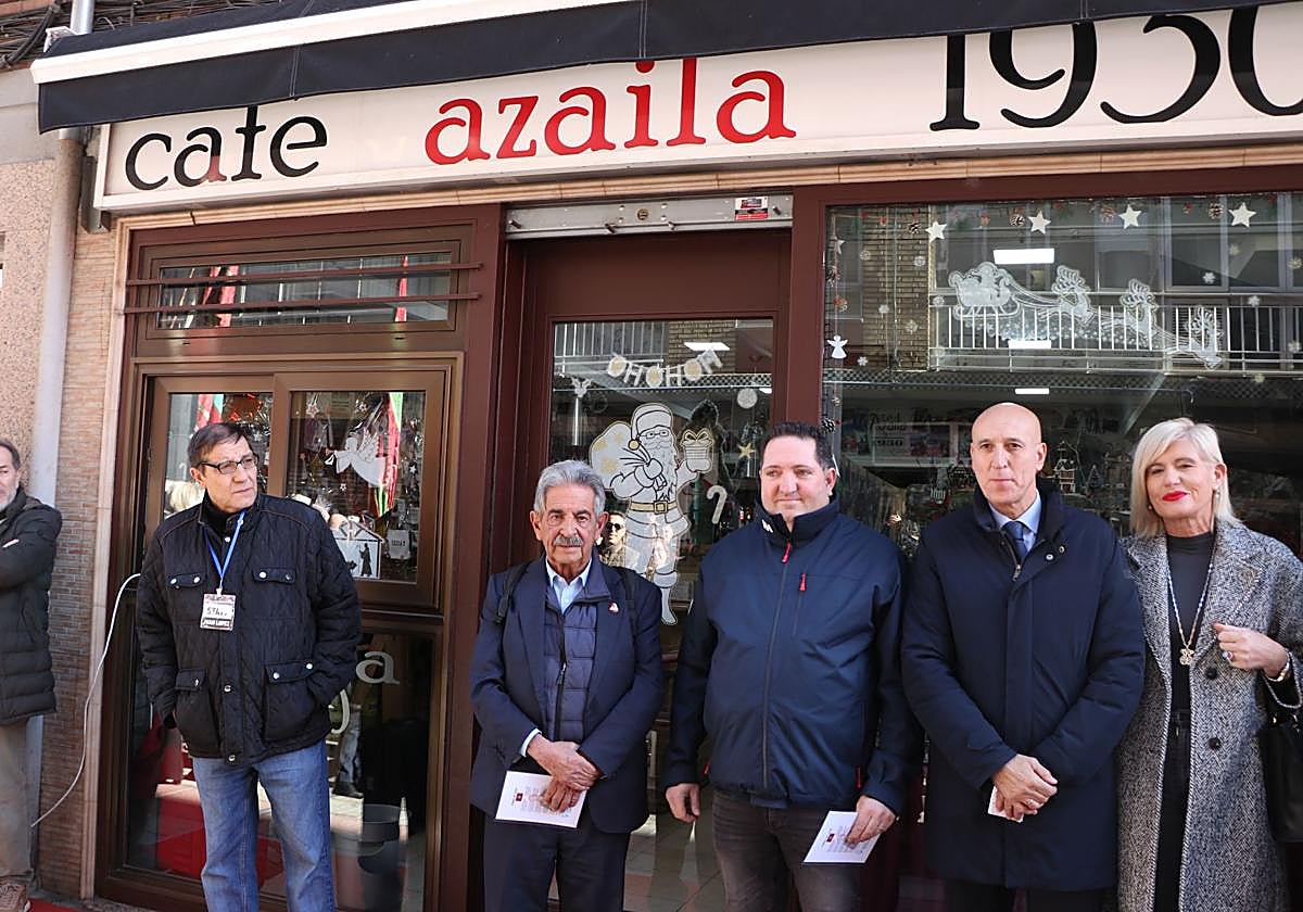 Imagen de Miguel Ángel Revilla acompañado del alcalde de León, José Antonio Diez y otras personalidades a las puertas del café Azaila 1930.
