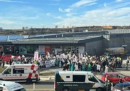 Concentración frente al Hospital de León este viernes 28 de noviembre.