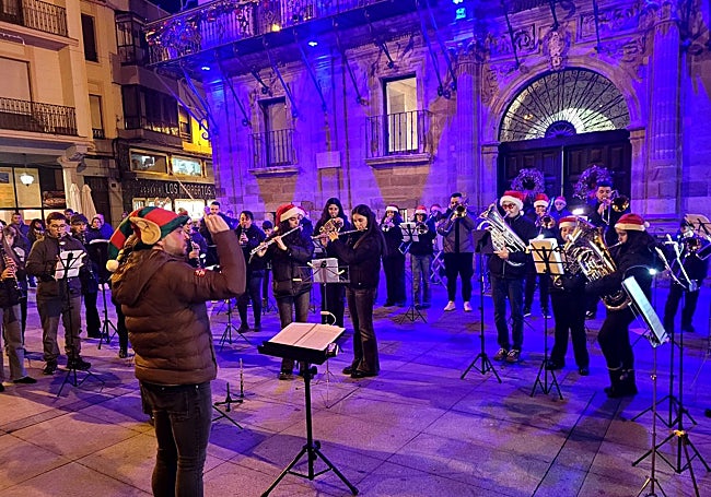 Banda de música minutos antes del encendido