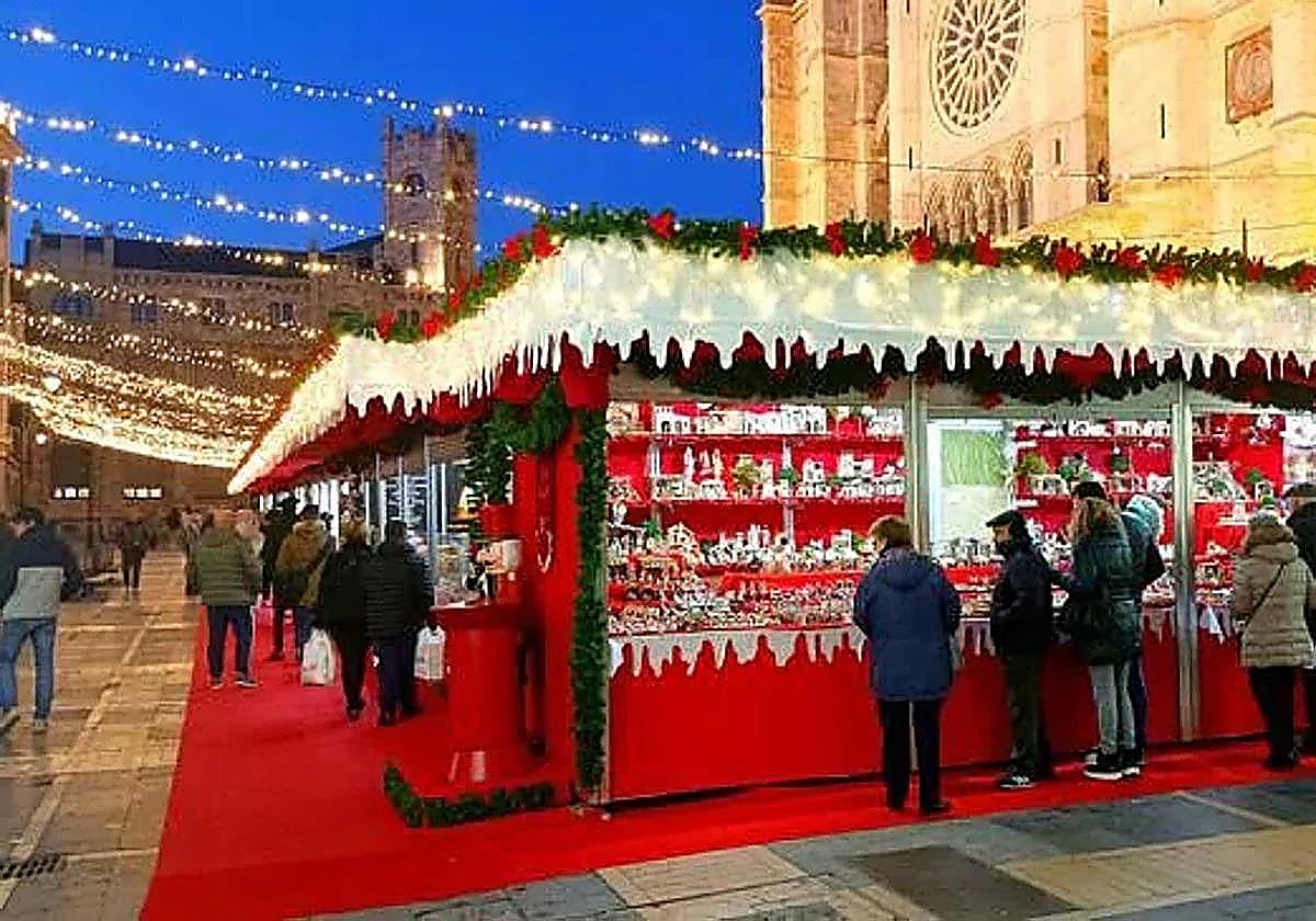 Imagen de una caseta del mercado navideño de León.