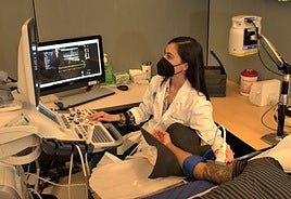 Paula, haciendo uno de los tests de salud vascular con un ecografo.