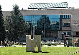 Imagen de la entrada de la Universidad de León.