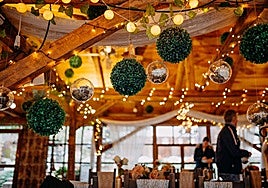 Un restaurante con decoración navideña.