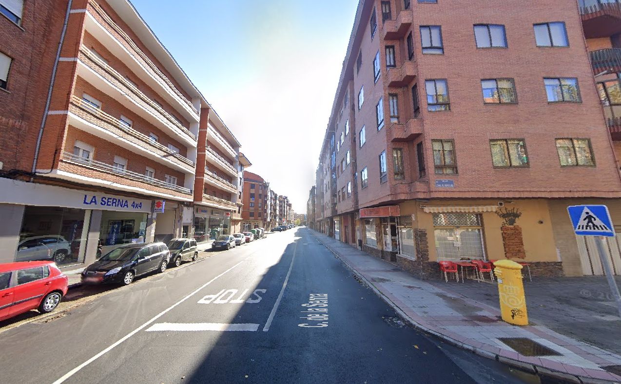 Imagen principal - Cruce con Conde Barcelona; rotonda con avenida Principe de Asturias; y el final de la calle la Serna en la glorieta con la LE-20.