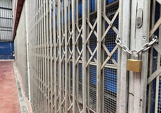 Almacén de Mercaleón cerrado con los elementos del Market León.