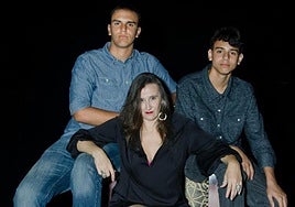 Mónica Miguel, en una foto pasada junto a sus dos hijos Alonso y Hernán.