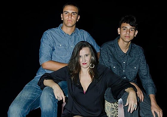 Mónica Miguel, en una foto pasada junto a sus dos hijos Alonso y Hernán.