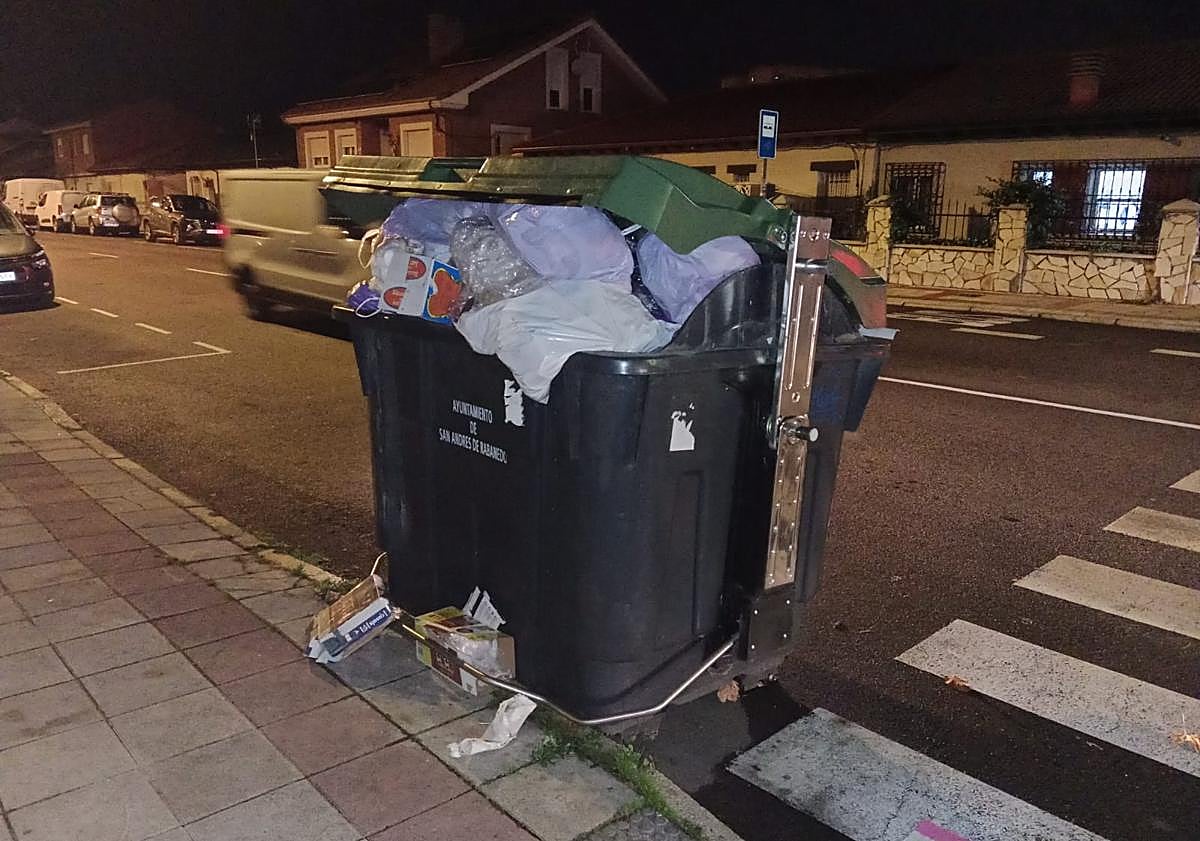 Imagen principal - Los contenedores de San Andrés vuelven a llenarse: «Nadie pasa desde el viernes»