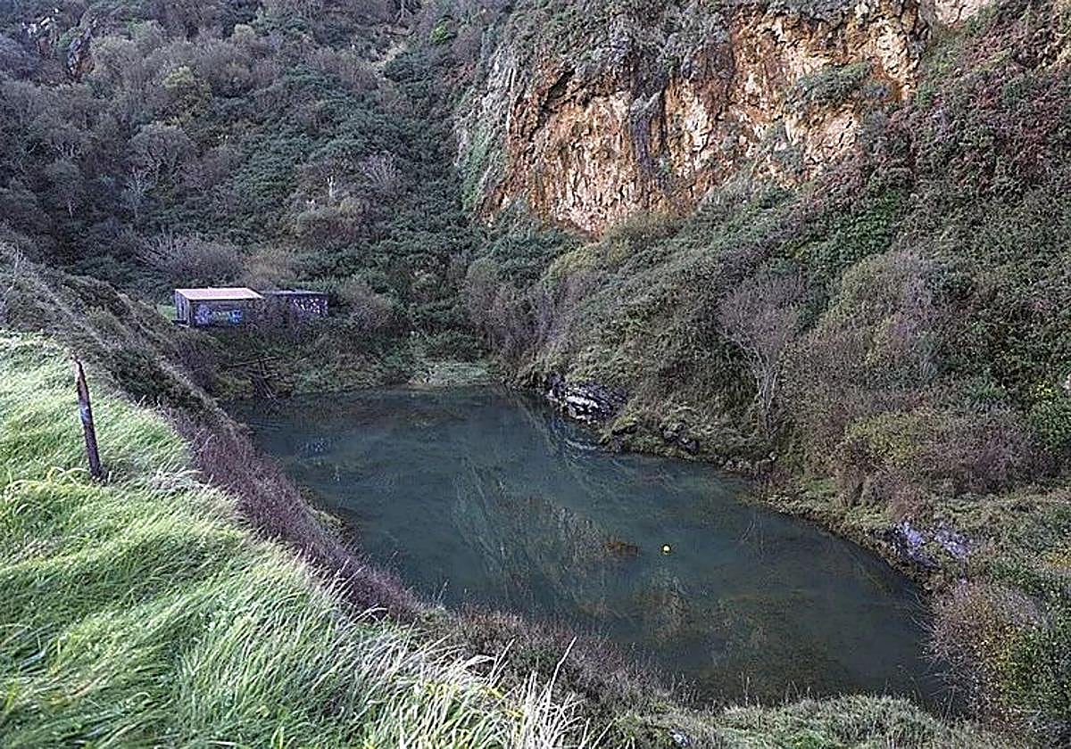 Las boyas señalan el lugar en el que se encuentran los dos vehículos, al fondo de la balsa.