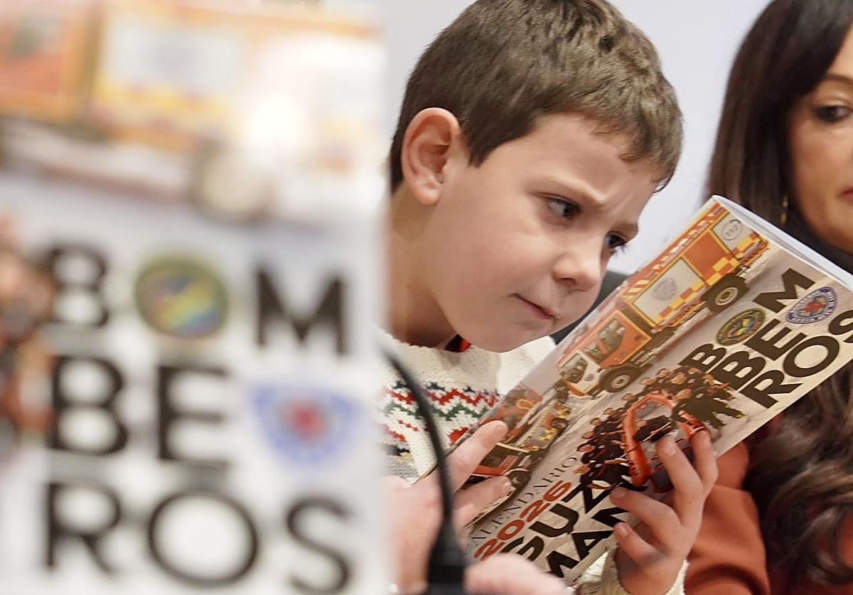 El leonés Guzmán con el calendario solidario de Bomberos de León 2026 que protagoniza.