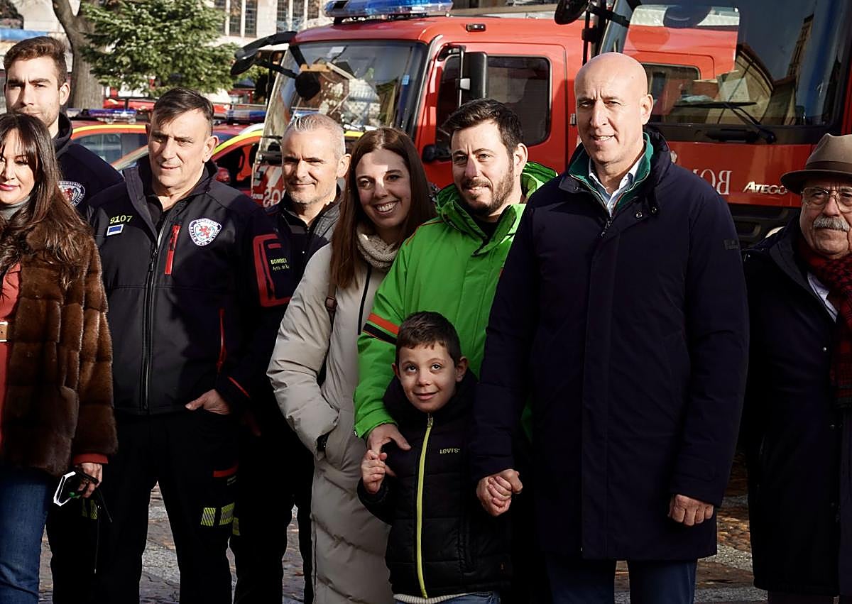 Imagen secundaria 1 - El cuerpo de Bomberos de León y el alcalde posan con Guzmán en la presentación del calendario.