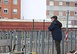 Un hombre viendo las obras de Feve en León.