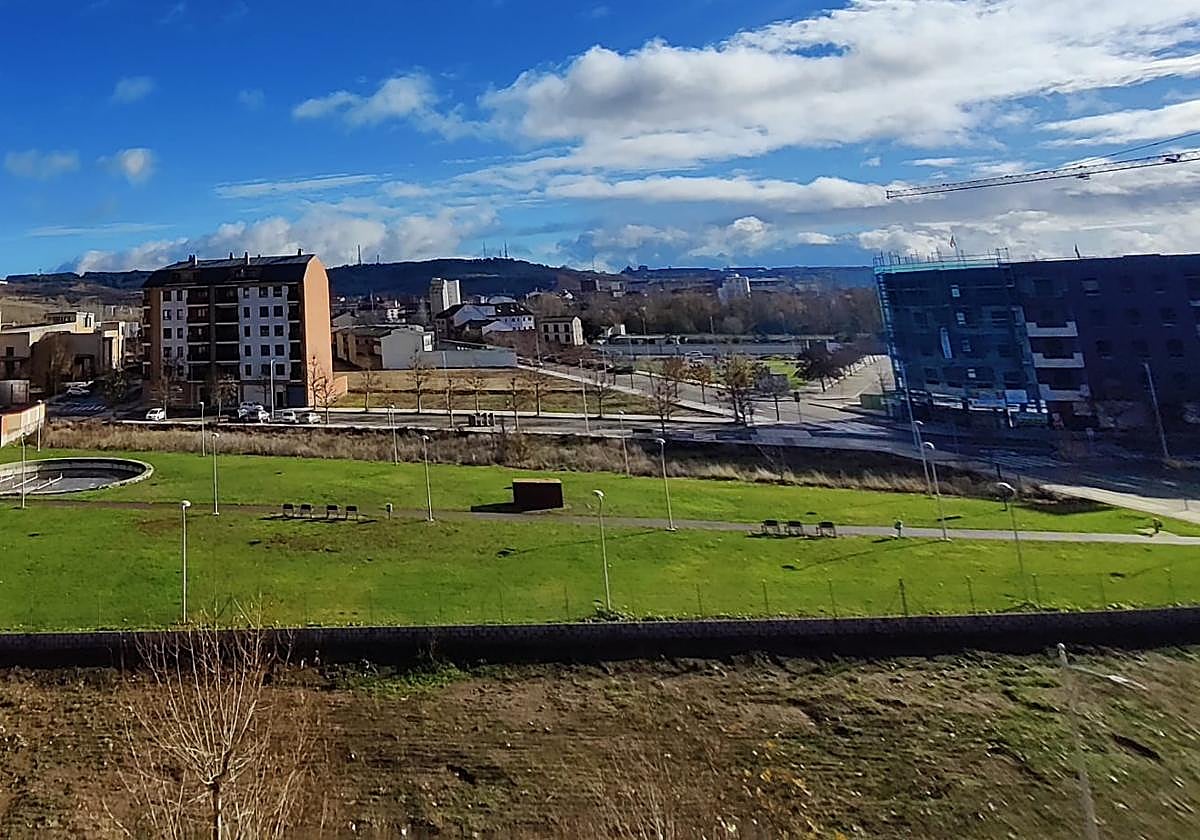 La zona de esparcimiento canino entre las calles 8 de Marzo y Juan Pablo II, sin vallar.