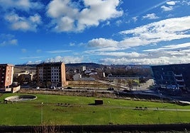 La zona de esparcimiento canino entre las calles 8 de Marzo y Juan Pablo II, sin vallar.