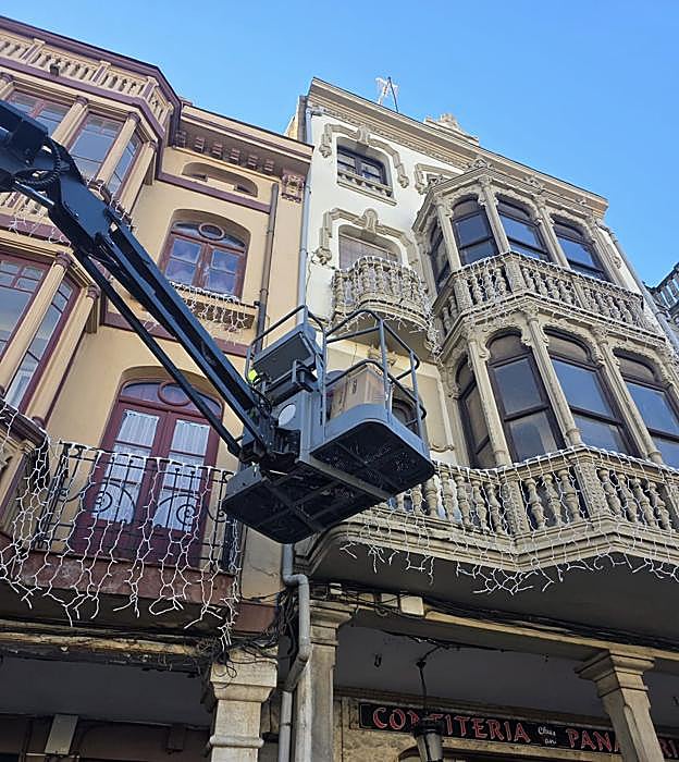 Imagen de los trabajos de colocación de las luces navideñas