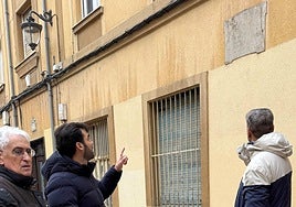 Los concejales del PP visitan la placa.