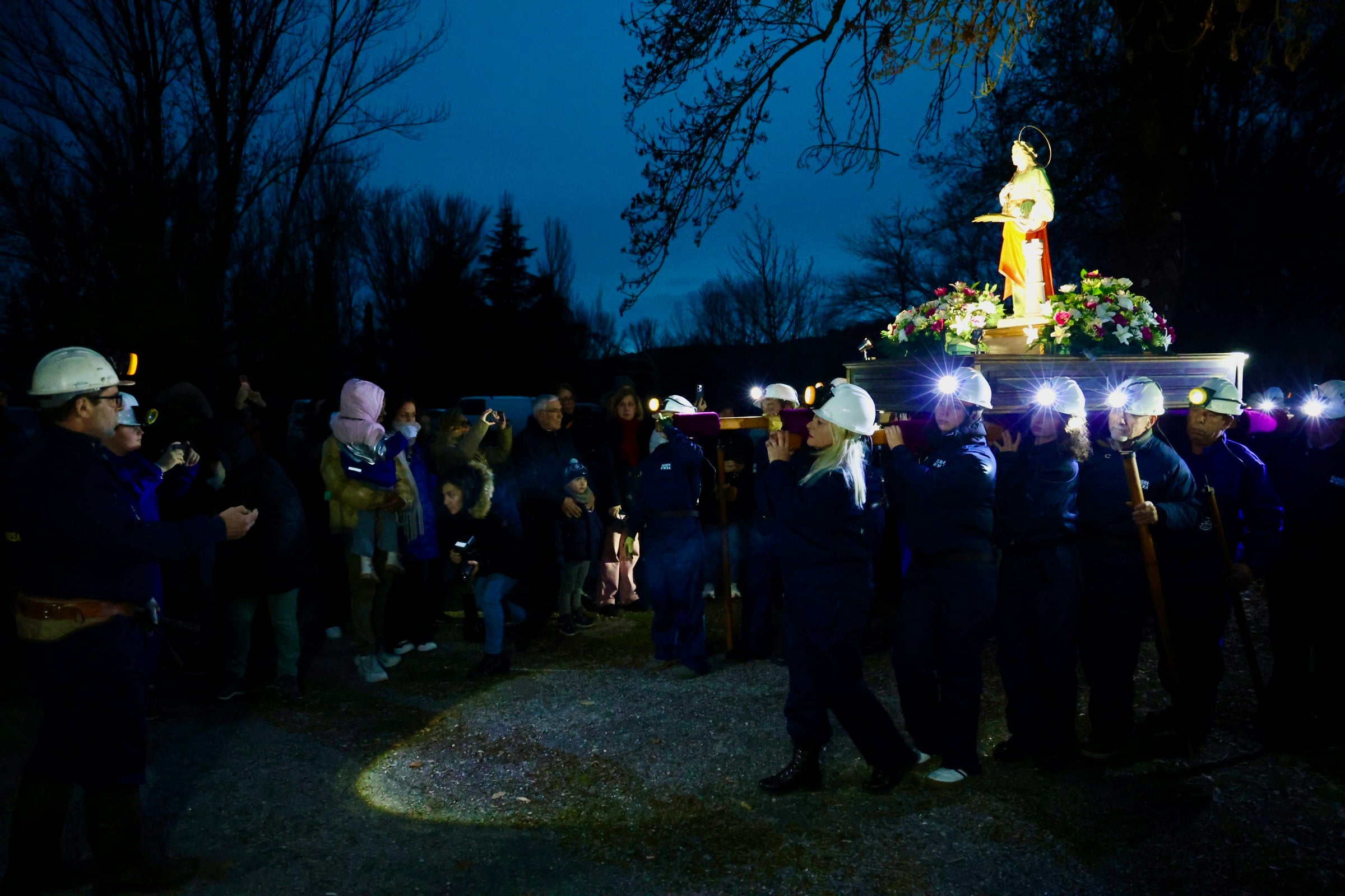 Las imágenes de la primera procesión nocturna en honor a santa Bárbara en La Robla