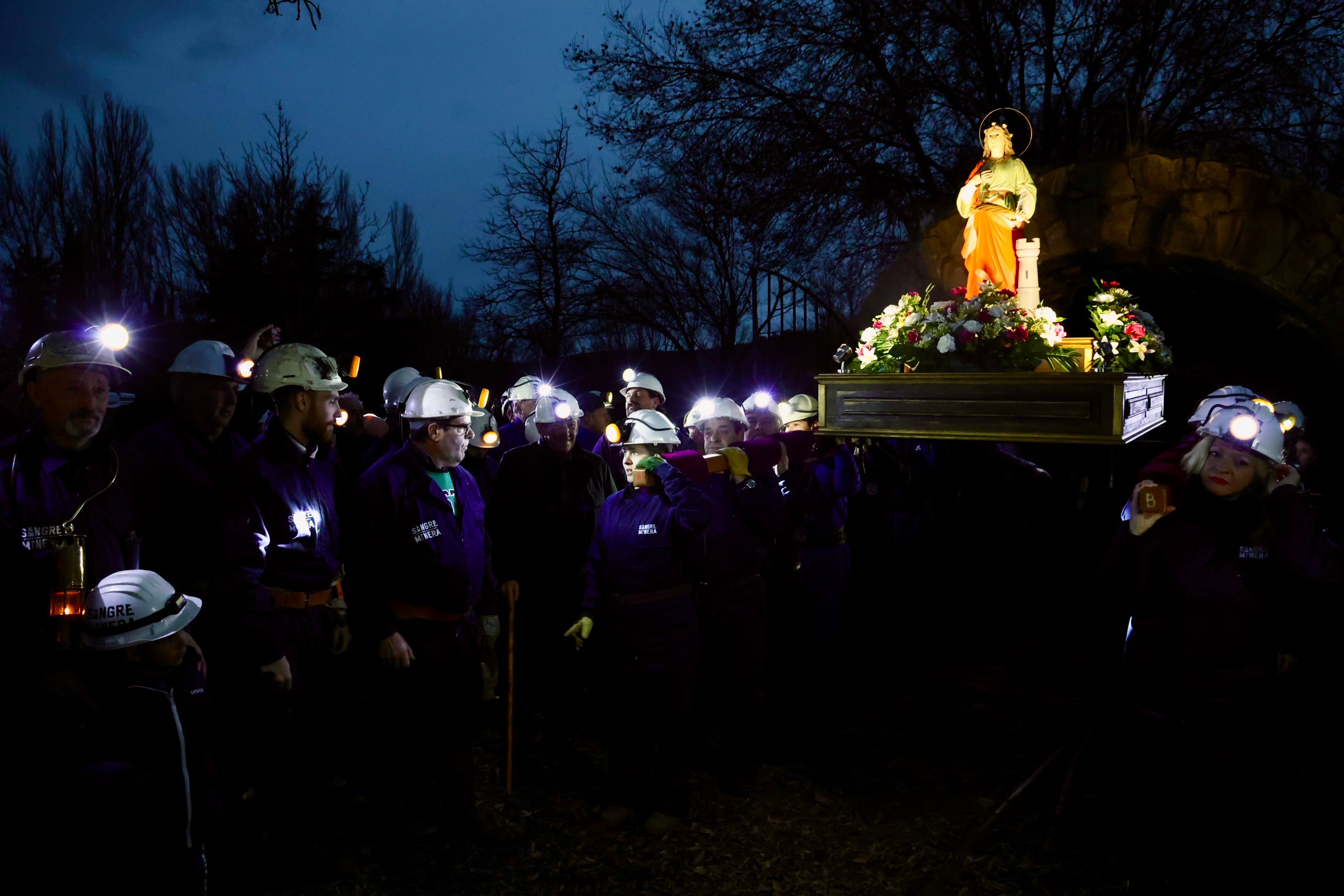 Las imágenes de la primera procesión nocturna en honor a santa Bárbara en La Robla