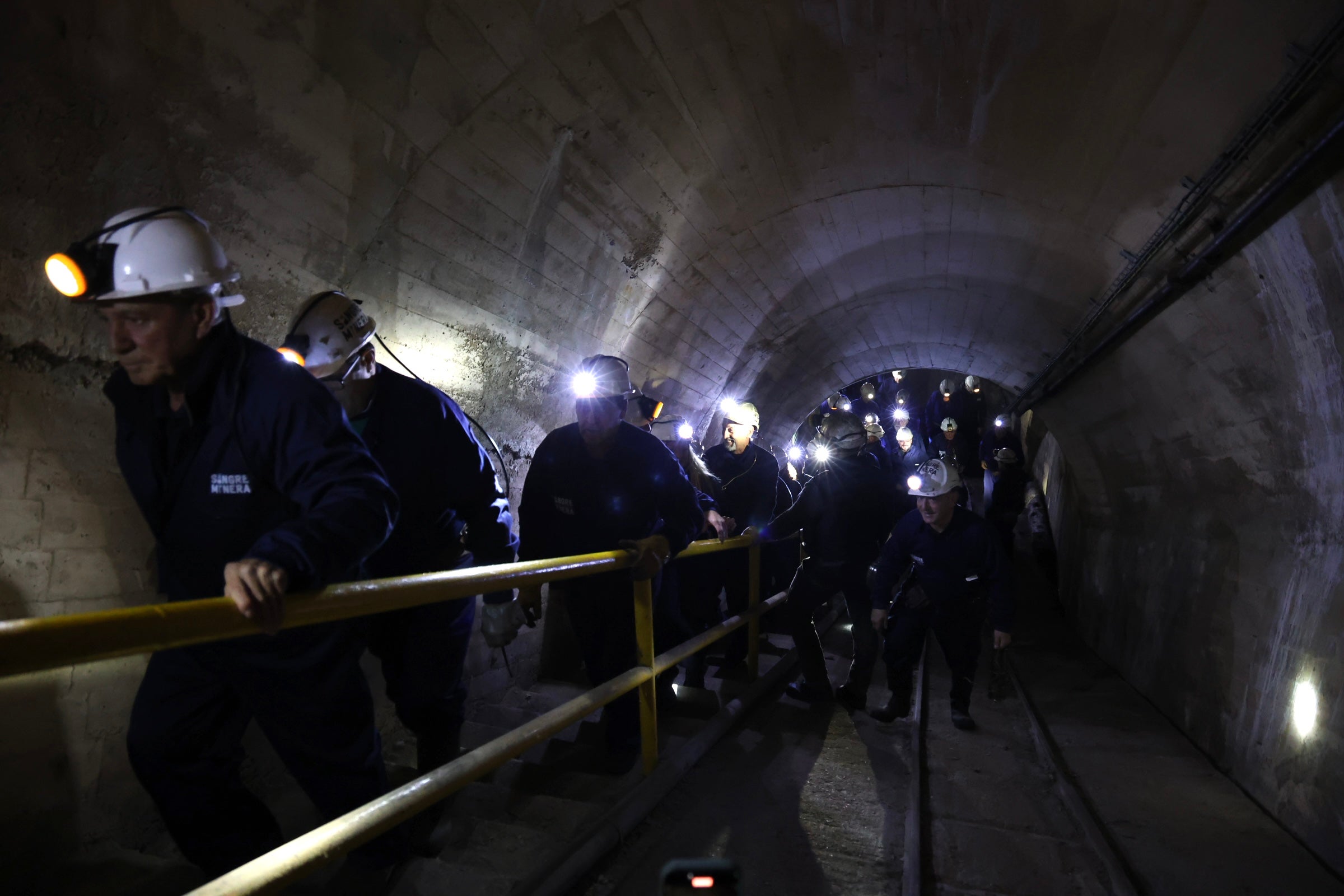 Las imágenes de la primera procesión nocturna en honor a santa Bárbara en La Robla
