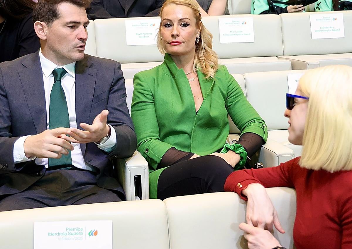 Imagen secundaria 1 - Foto de familia de los premiados e invitados al acto de entrega de los premios y la atleta berciana Lydia Valentín con Iker Casillas y Susana Rodríguez, y con Ona Carbonell.