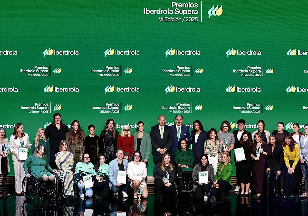 Imagen principal - Foto de familia de los premiados e invitados al acto de entrega de los premios y la atleta berciana Lydia Valentín con Iker Casillas y Susana Rodríguez, y con Ona Carbonell.