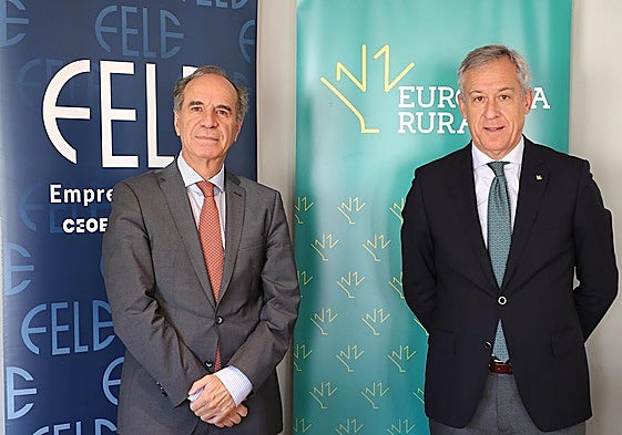 El presidente de la entidad financiera, Javier López Martín, y el presidente de FELE, Juan María Vallejo Fernández
