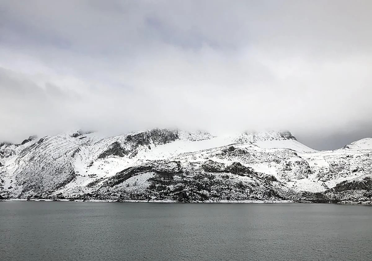 El entorno del embalse de Riaño nevado en una imagen de archivo.