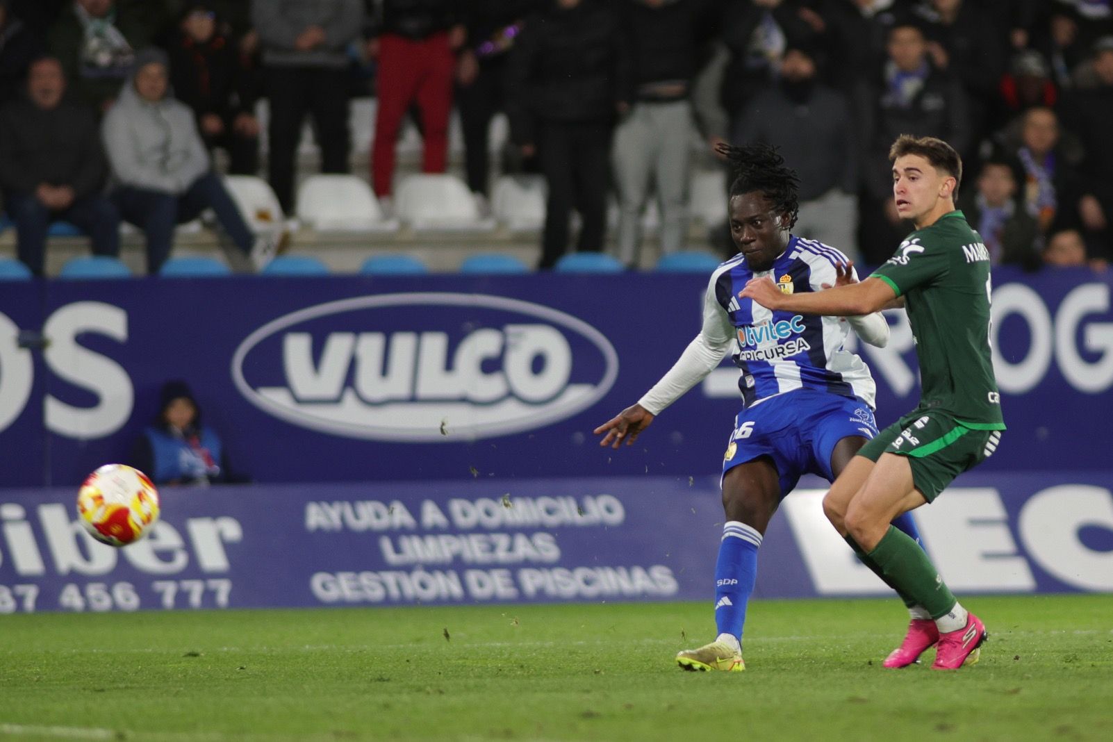 Un instante del partido en el Toralín.