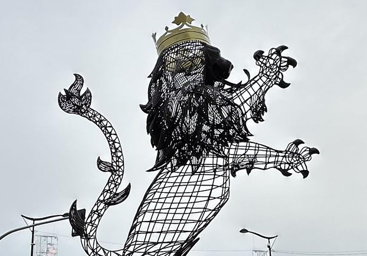 El león rampante preside la nueva rotonda frente al puente de los Leones.