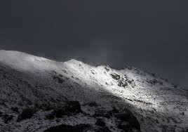 Imagen de archivo de la nieve en la montaña.