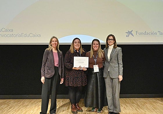Respresentantes del colegio de La Robla recogiendo el premio.
