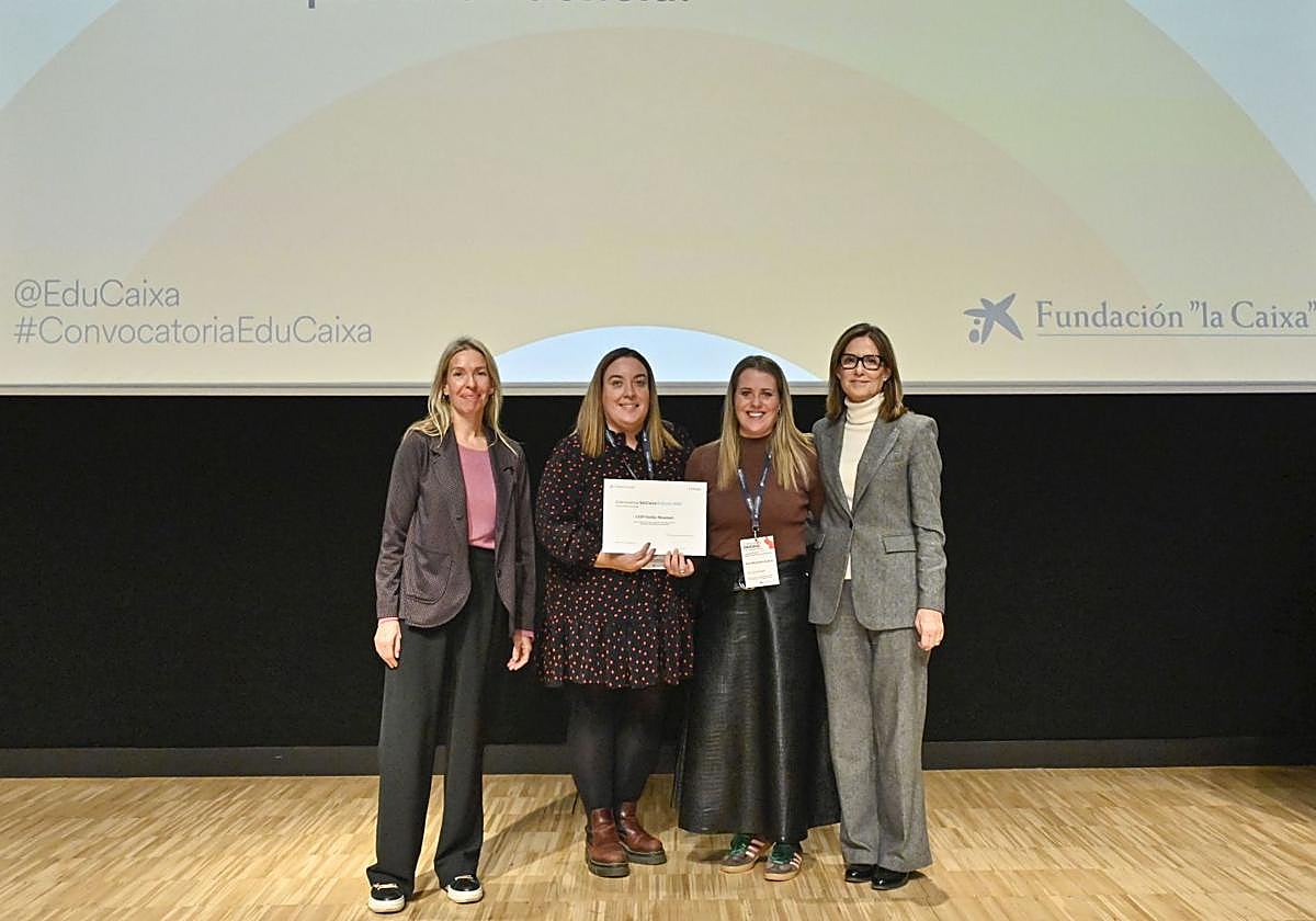 Respresentantes del colegio de La Robla recogiendo el premio.