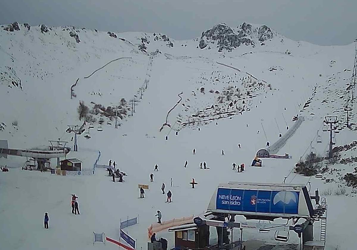 Los primeros esquiadores en San Isidro.