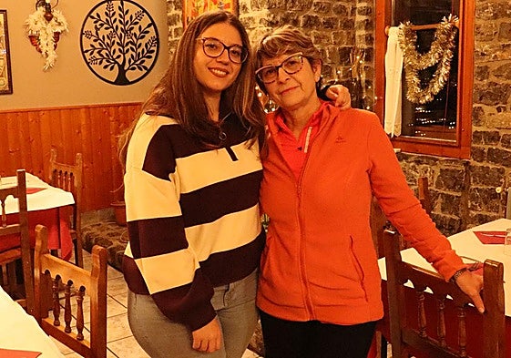 Imagen de Ana Isabel Martín con su hija Laura en el Mesón El Zaguán de Colín.