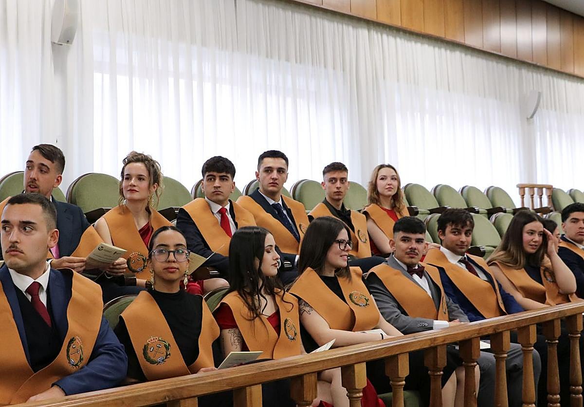 Imagen principal - La ULE gradúa a los nuevos titulados de la Escuela de Minas