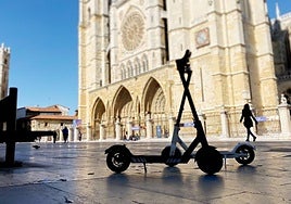 Dos VMP en la plaza de Regla, frente a la Catedral de León.