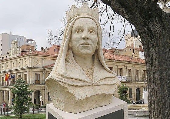 Escultura de Urraca en la plaza de San Marcelo, en León.